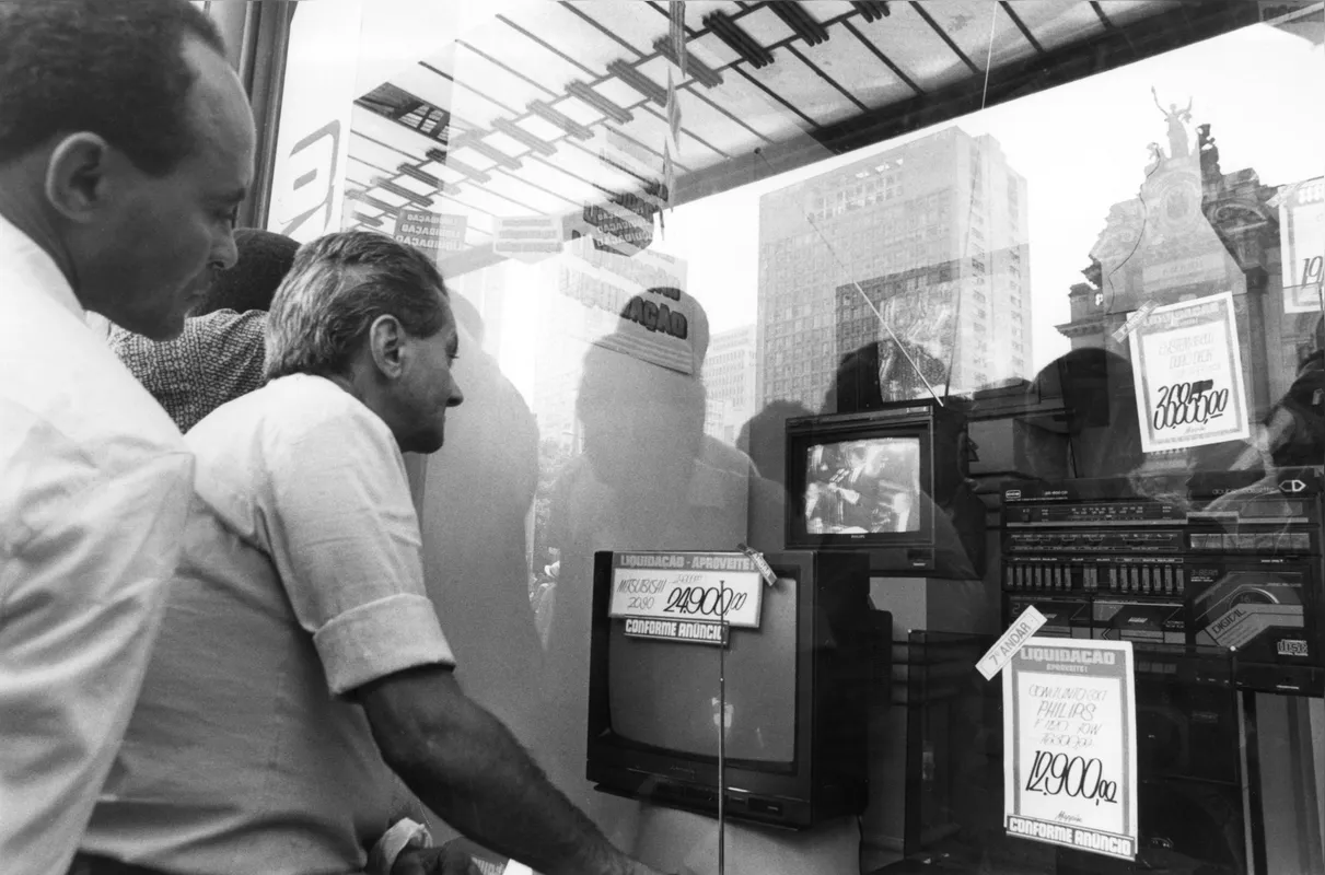 Imagem ilustrativa da imagem É REAL: 25 anos da moeda que derrotou a inflação