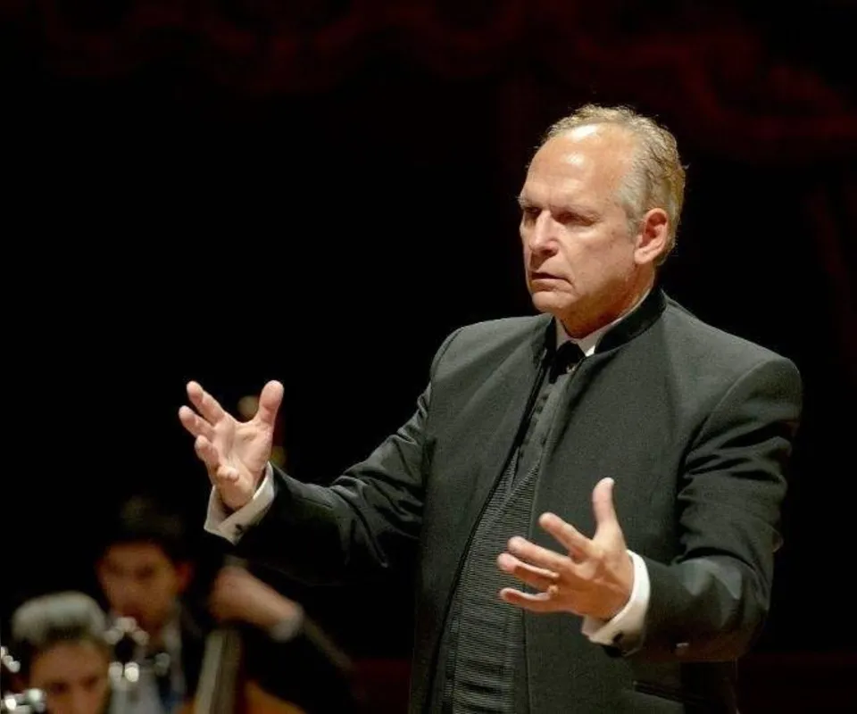 O maestro americano Glenn Block rege a Orquestra Camerata Unopar que faz seu concerto de estreia no festival