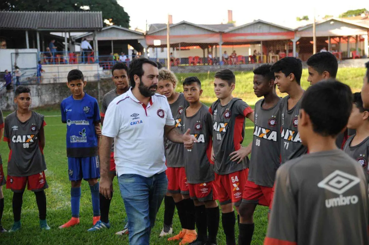 Eduardo Rodrigues, coordenador técnico CAP Arena Ferst, orienta futuros jogadores