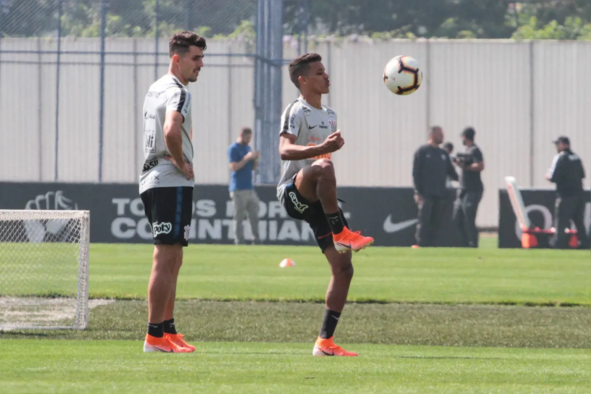 Pedrinho (dir.) volta ao time após cumprir suspensão pela Sul-Americana