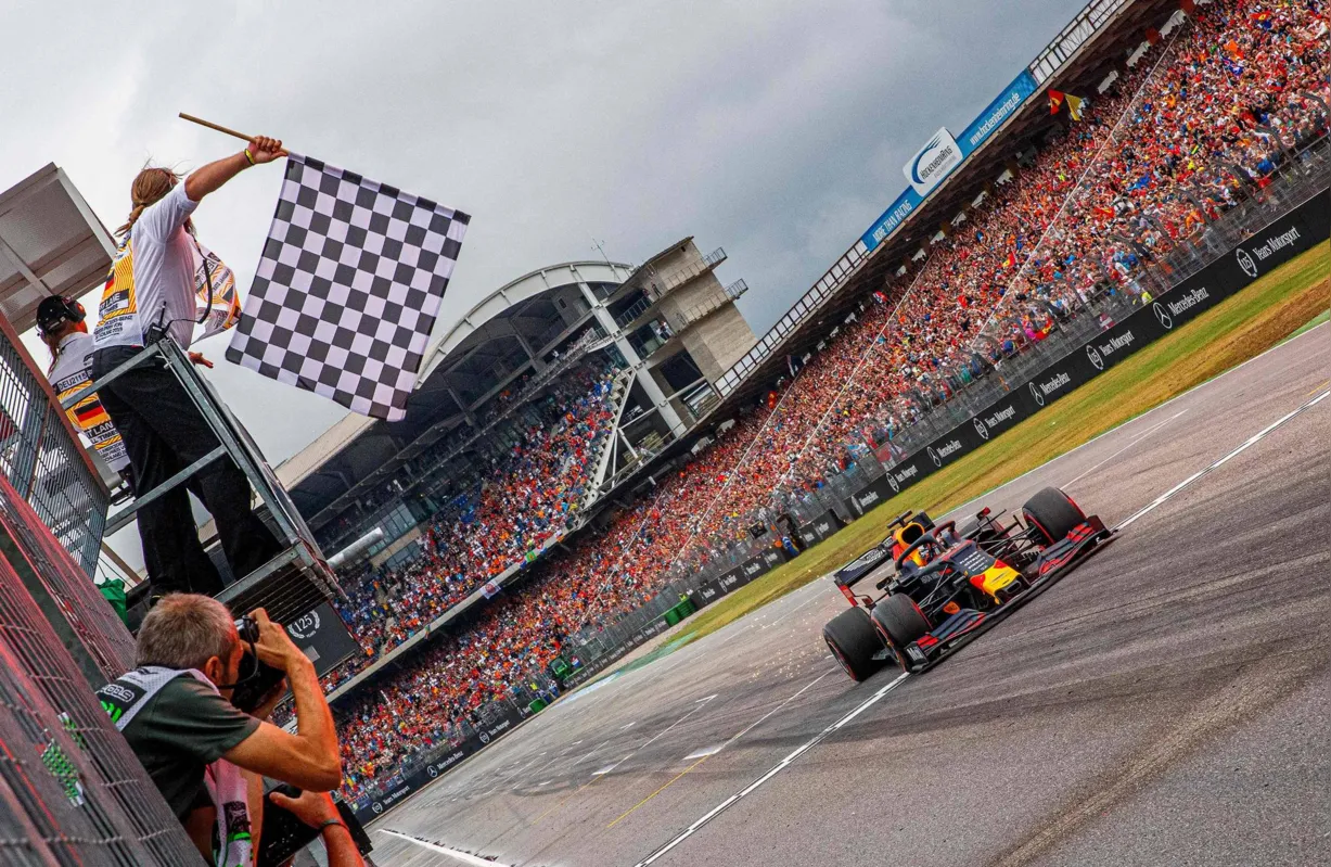 Imagem ilustrativa da imagem Em corrida cheia de acidentes, Verstappen vence na Alemanha