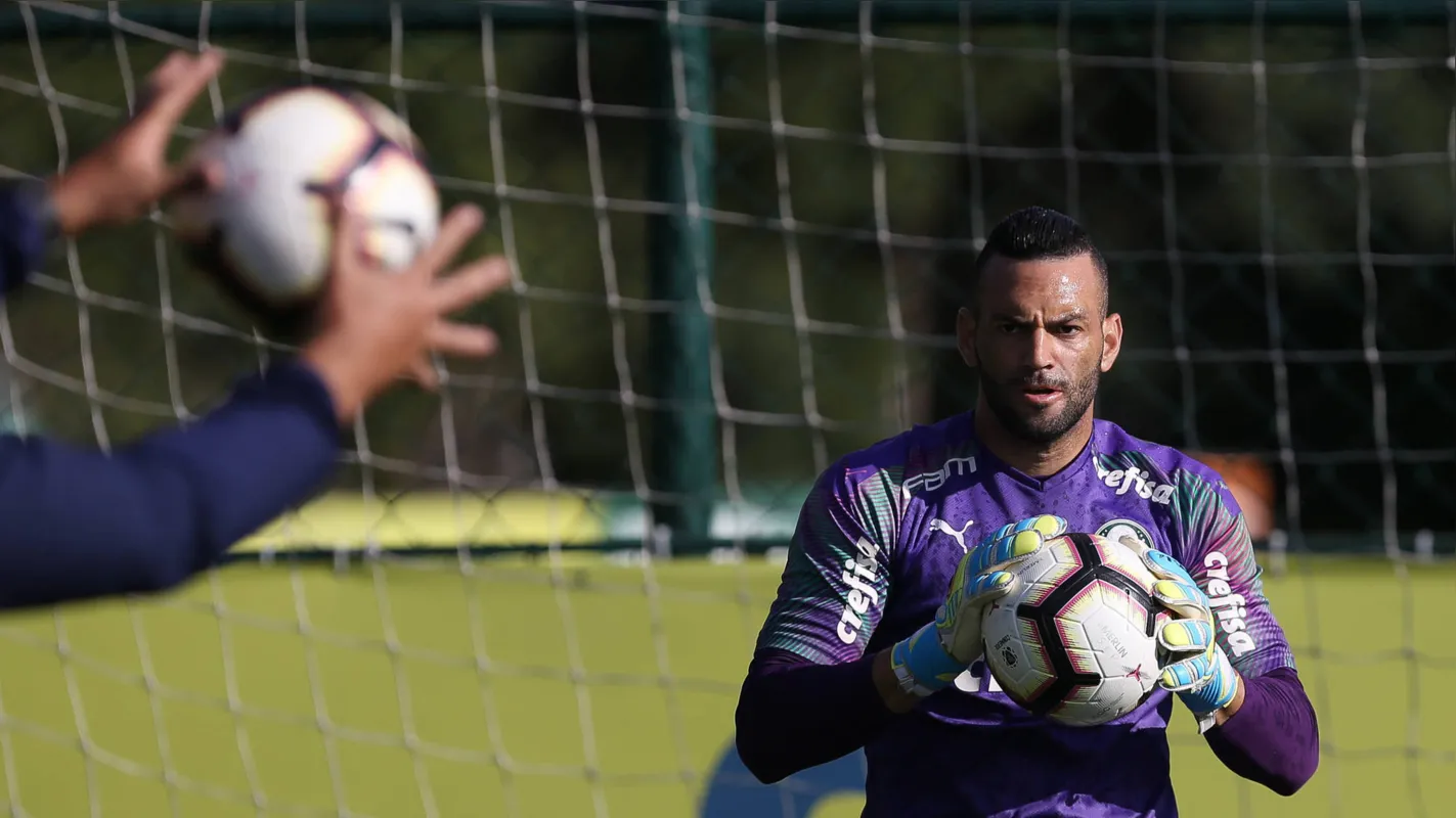 O goleiro Wéverton espera o apoio da torcida palmeirense para buscar a vaga