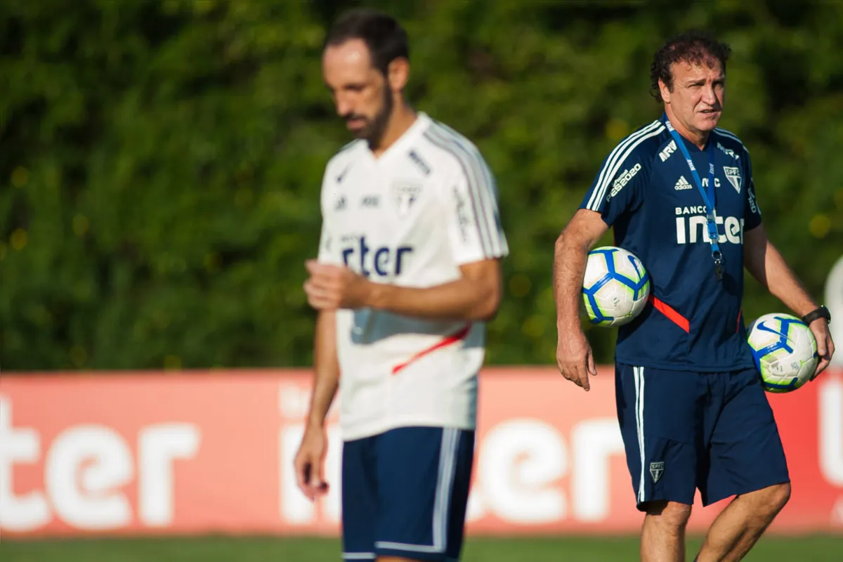 O técnico Cuca pode poupar o lateral direito Juanfran em Curitiba