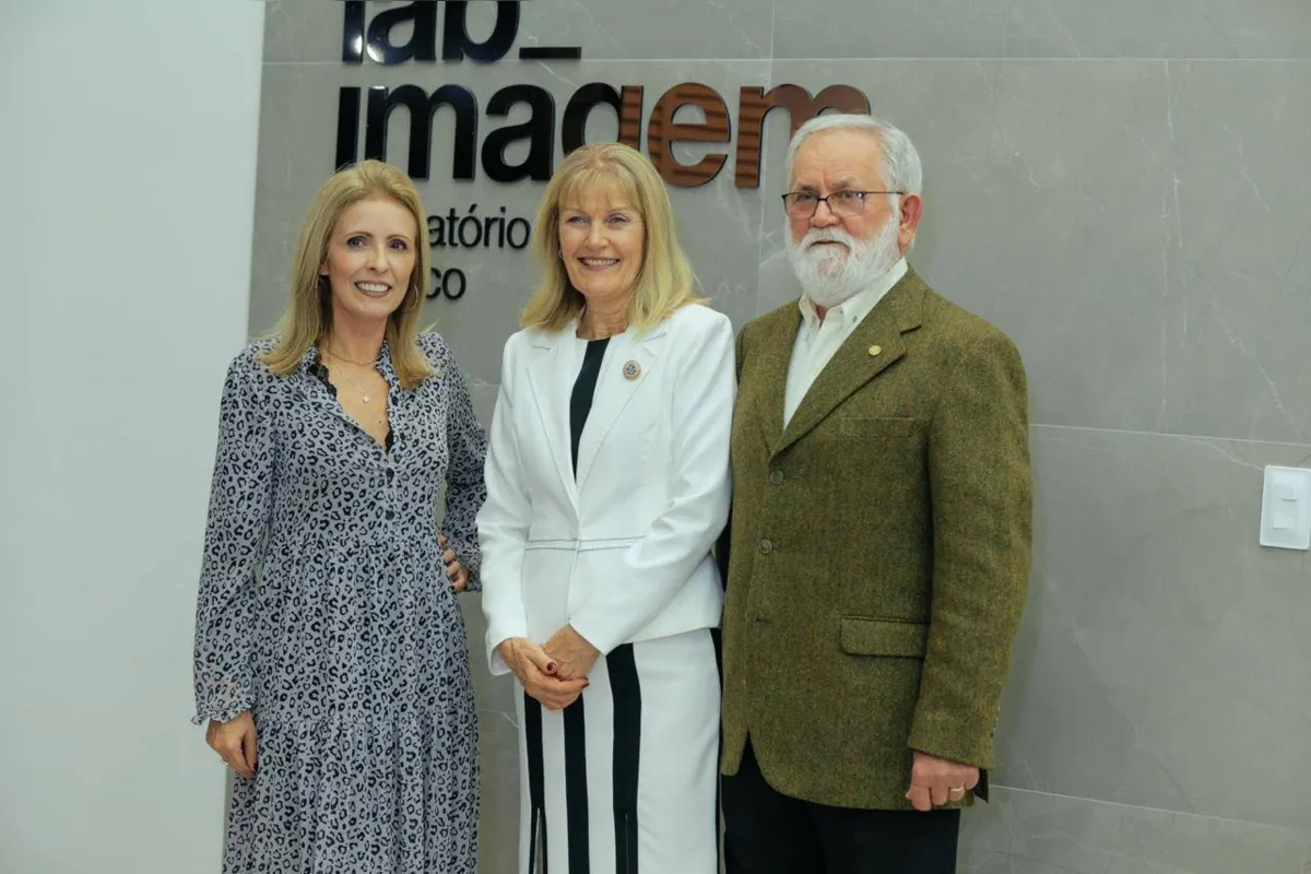 Arquiteta responsável pelo projeto de interiores do Lab Imagem Gleba Palhano, Lígia Pinheiro com Teresinha Sueli e Otávio Scandelae