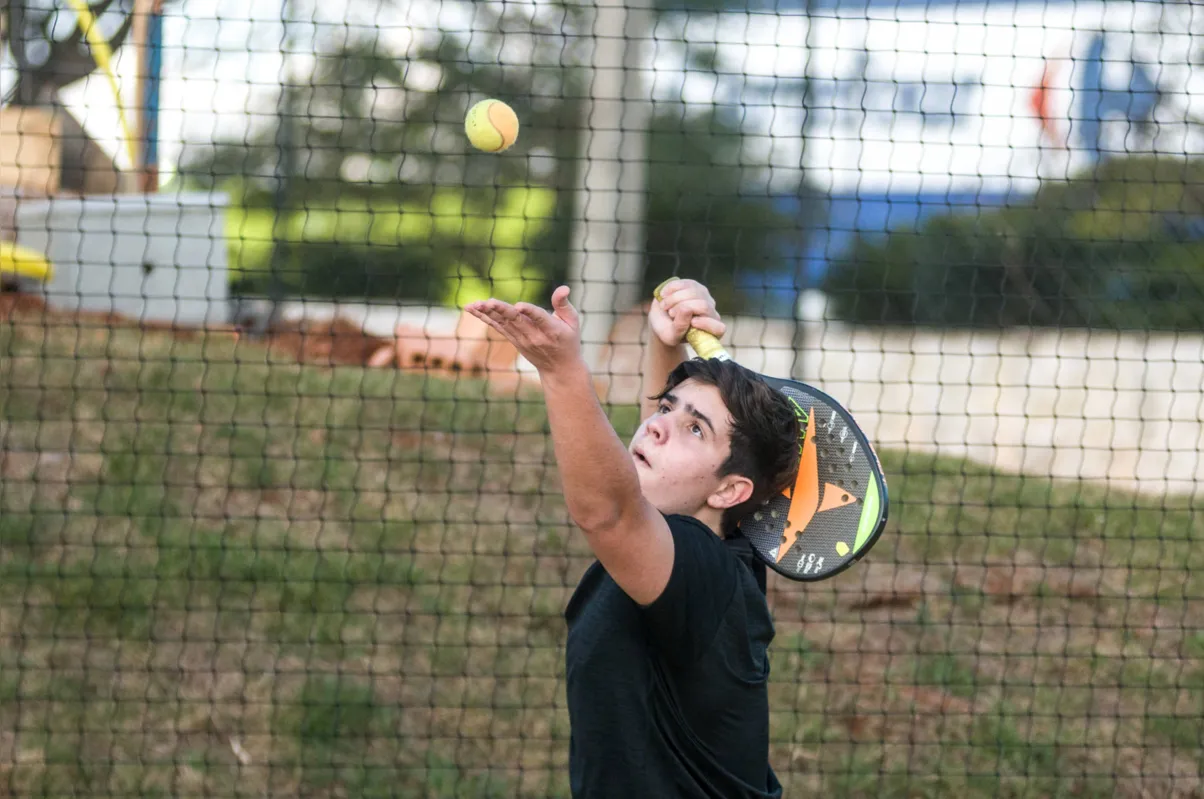 Felipe Scaff aventura-se pelo beach tennis com os olhos voltados para campeonatos: "A seleção brasileira tem meninos de 16 e 17 anos, então me interessei"