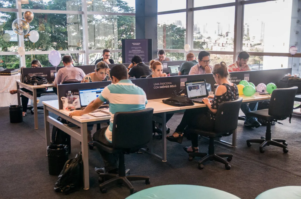 No Aurora Shopping, o coworking conta com 20 estações de trabalho e atrai principalmente profissionais liberais