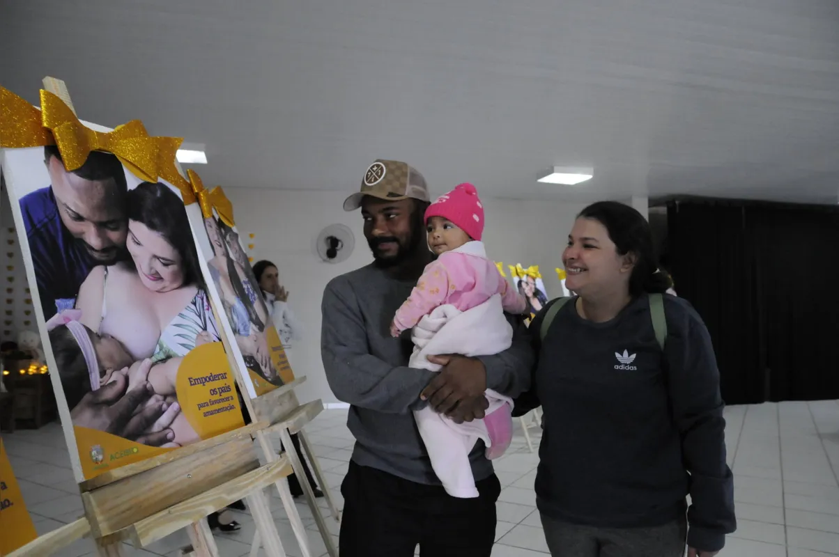 "O apoio do meu marido foi muito importante", conta  Jheniffer Caroline da Silva, uma das mães que figuram na exposição, com José Ivan dos Santos e a pequena Isabela Eloá 