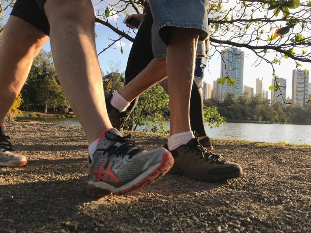 A caminhada é a  atividade querida de muitos londrinenses que escolhem espaços naturais da cidade nas manhãs e fins de tarde