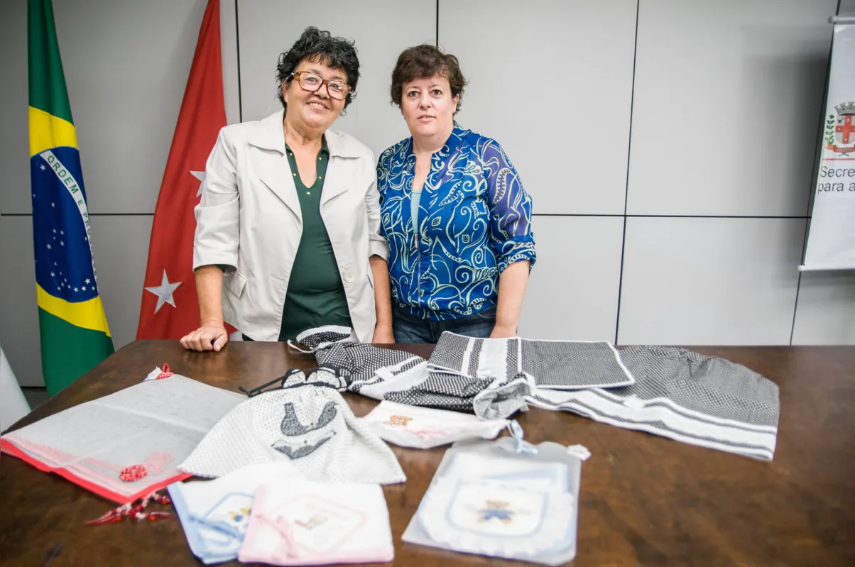 Marilene e a filha Regiane Florenski: artesanato é a principal fonte de renda há 20 anos 
