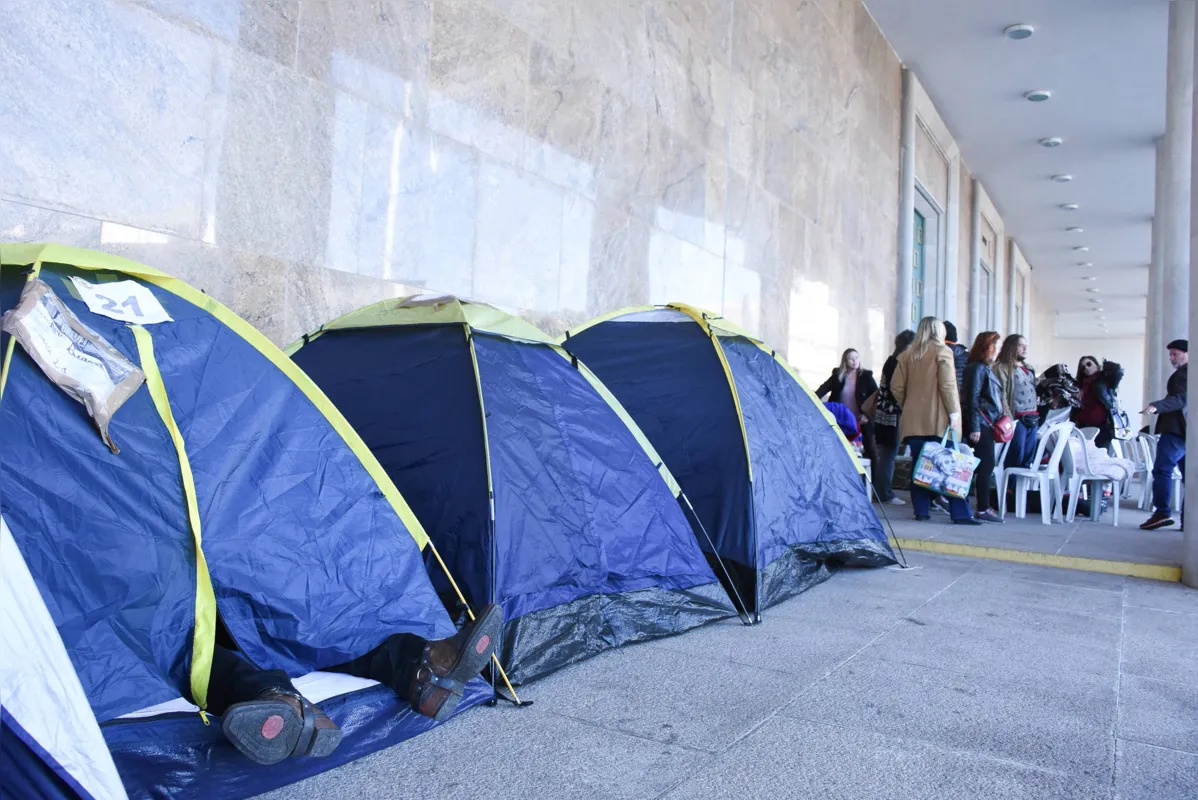  Depois de uma noite, os manifestantes decidiram acampar em frente ao Palácio Iguaçu 