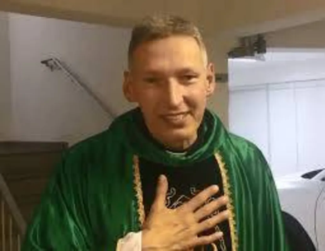 Padre Marcelo: “Não bati a cabeça. Todos sabem que eu tenho problema na coluna. Não tocou a coluna”