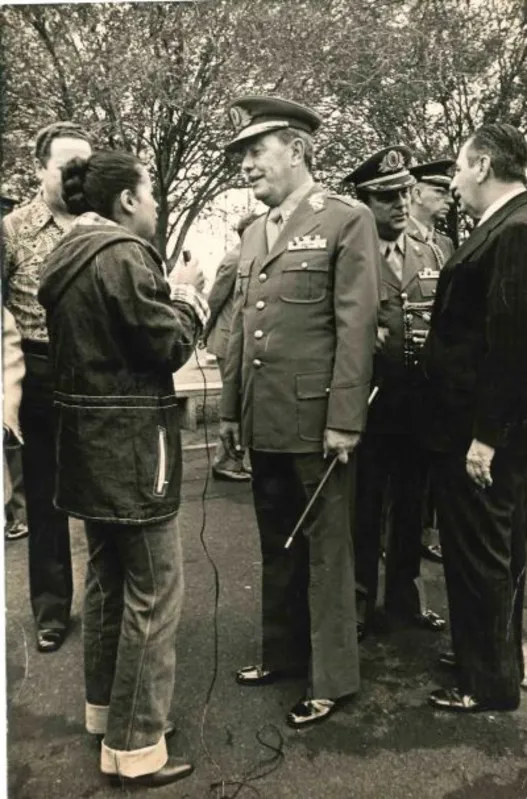 Entrevista com militares ao lado do ex-prefeito e advogado José Hosken de Novaes, que viria a ser governador