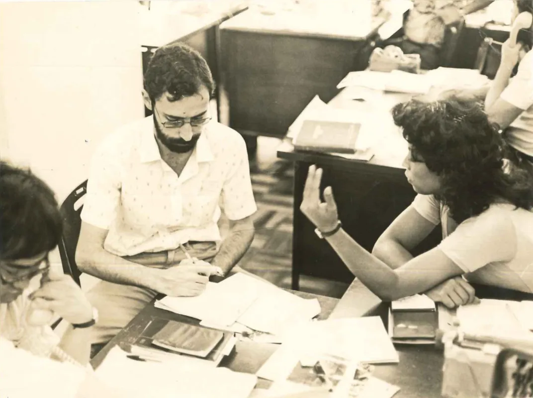 Editora do Local com os repórteres Marcelo Oikawa (ao telefone) e Chico Amaro