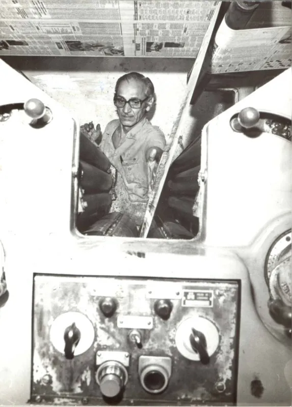Chefe de impressão Sebastião de Freitas Novaes e a 1ª off-set - 30 abr 1982