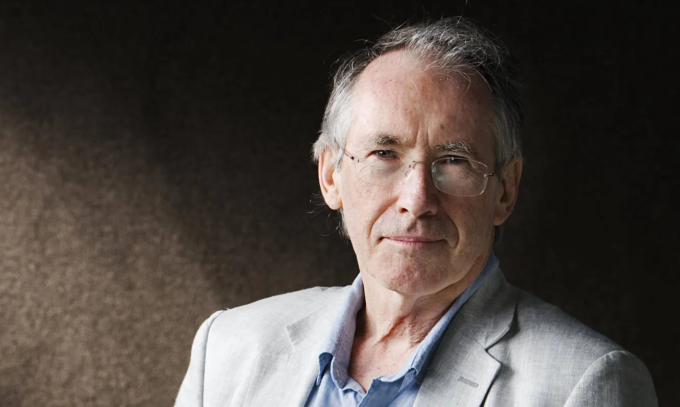 Ian McEwan: romance sobre um mundo em que as pessoas passam a viver na companhia de autômatos