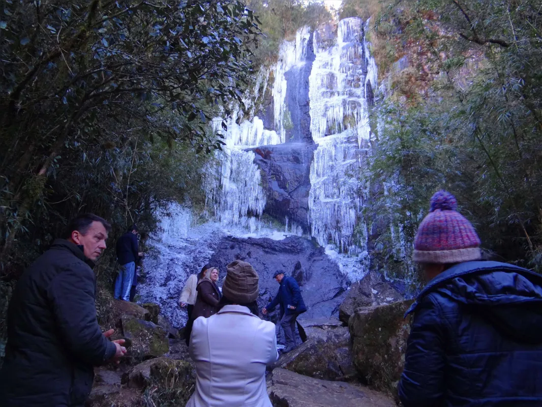 Cachoeira congelada em Urupema (SC) onde a temperatura chegou a 6 graus negativos 