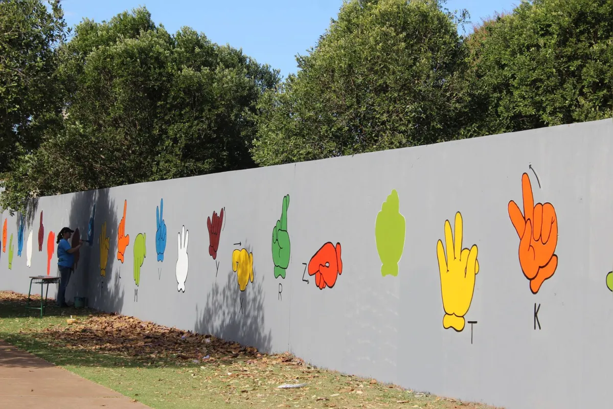 Imagem ilustrativa da imagem GIRO PELO PARANÁ - Libras ‘enfeitam’ muro de escola de Paranavaí