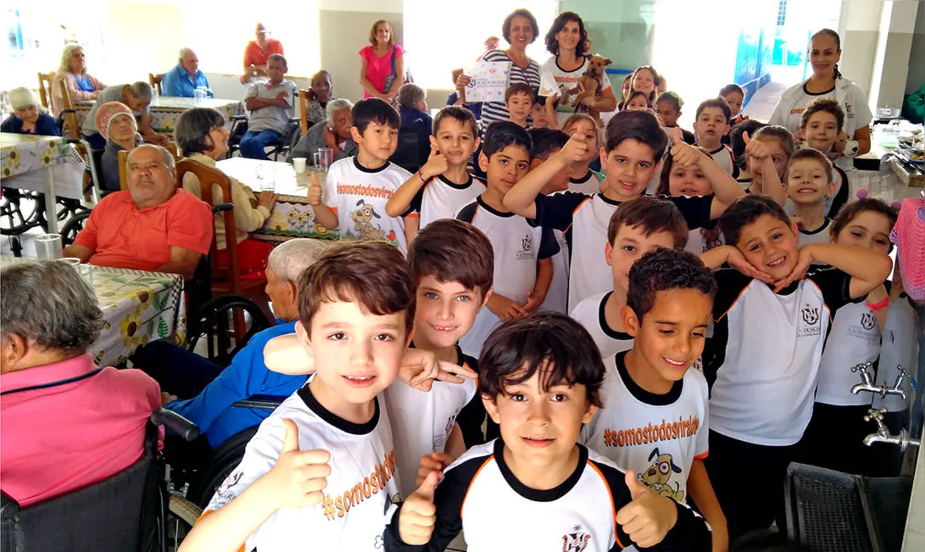 Imagem ilustrativa da imagem GIRO PELO PARANÁ - Libras ‘enfeitam’ muro de escola de Paranavaí