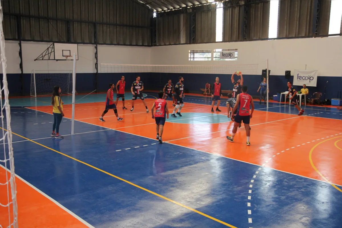 Imagem ilustrativa da imagem GIRO PELO PARANÁ - Quadra de esporte é revitalizada em Cornélio