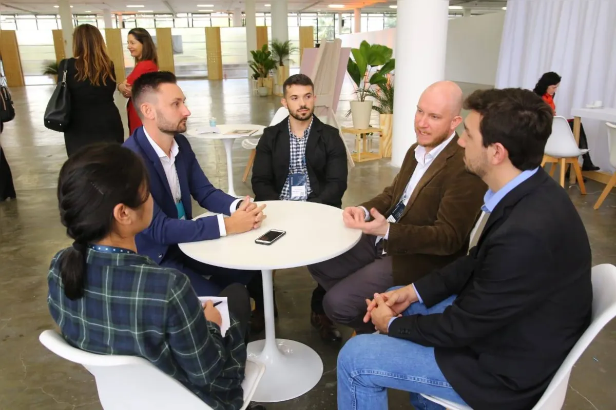 Matheus Borges, gerente de contas sênior da Zendesk e Jean Lima, Leandro Souza e Guilherme Américo, da maringaense Elotech: clientes gostam de autonomia na hora de resolver problemas