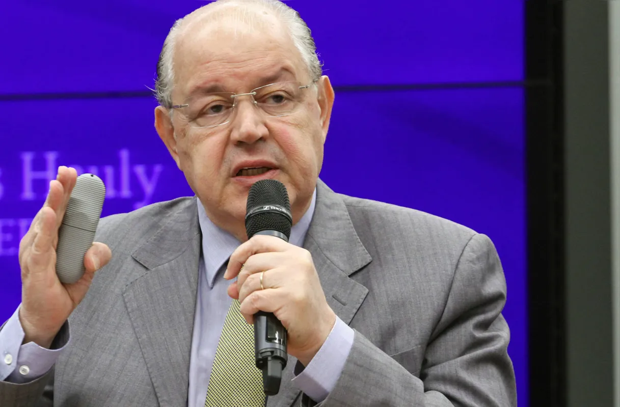 PEC 293/2004, do ex-deputado londrinense Luiz Carlos Hauly (PSDB), vem sendo referência para novas propostas