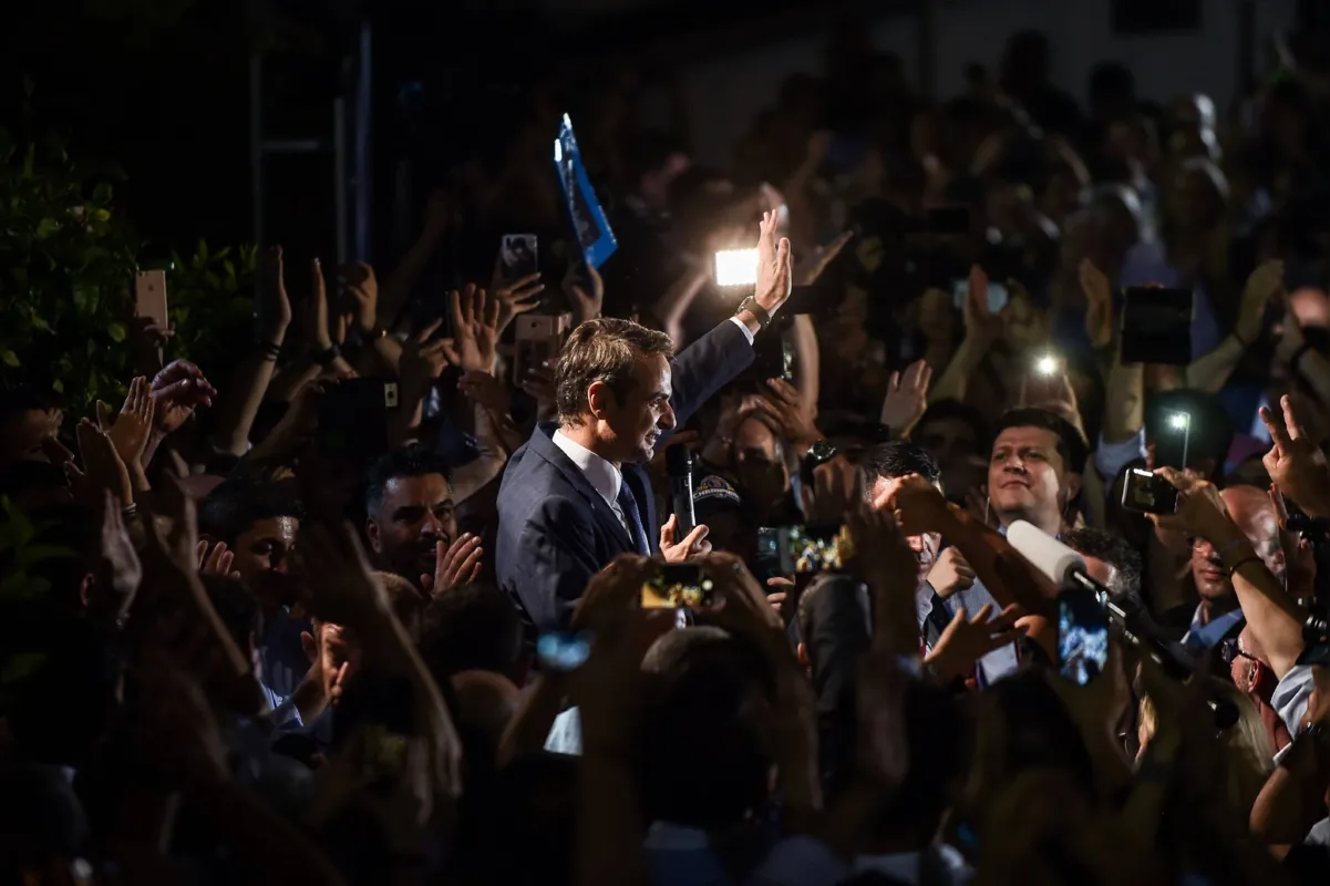  Kyriakos Mitsotakis, líder do partido conservador, comemora vitória nas ruas de Atenas