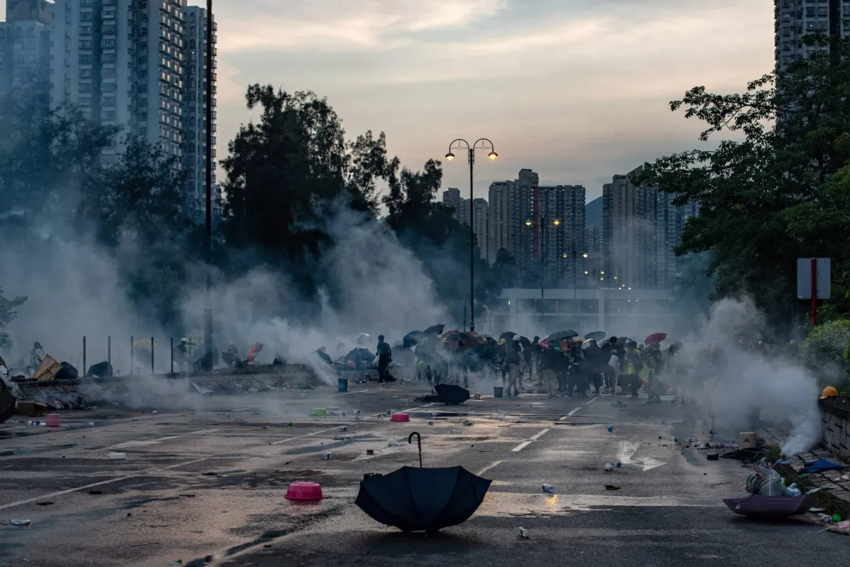Controlada pelo governo chinês, cidade enfrenta há meses uma onda de protestos