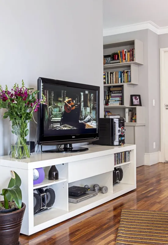 Para os aparelhos da sala, o ideal é que as tomadas fiquem acima da bancada da estante
