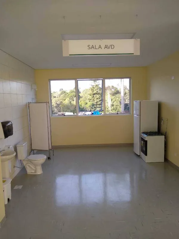 A estrutura física para receber e tratar os pacientes inclui um ambiente doméstico que imita a cozinha e o banheiro de uma residência