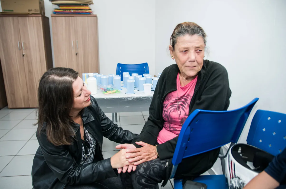 “Eu sou pobre,  mas Deus me dá força quando preciso”, afirma a idosa, ao lado da secretária Ismailda Ferreira de Lima da Silva