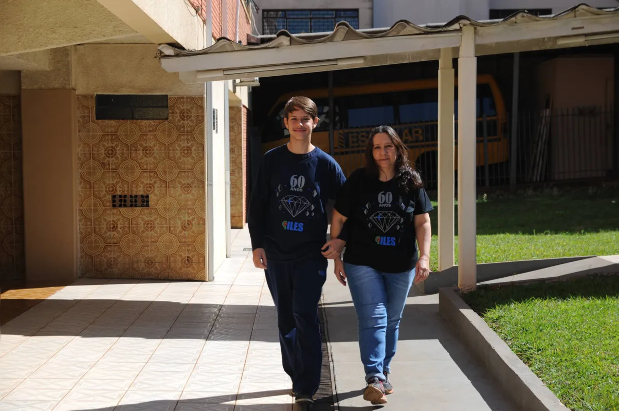  “Eu pertenço a essa escola e guardo muito amor por tudo e todos, pois foi aqui que aprendi a me desenvolver”, afirma João Vitor Gutuzzo, com a mãe Adriana 