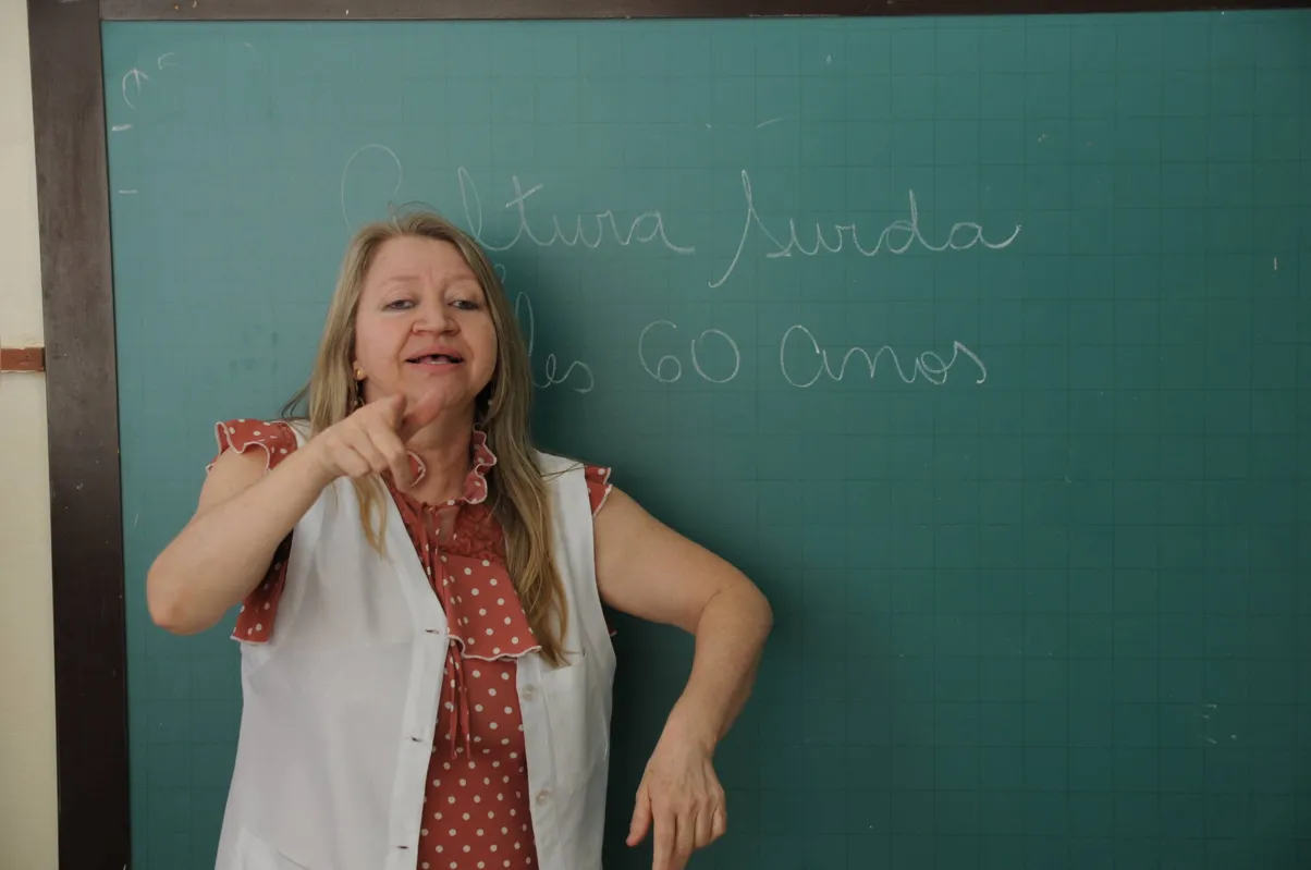 Cleusa de Oliveira, instrutora no Iles e professora de Libras na UEL
