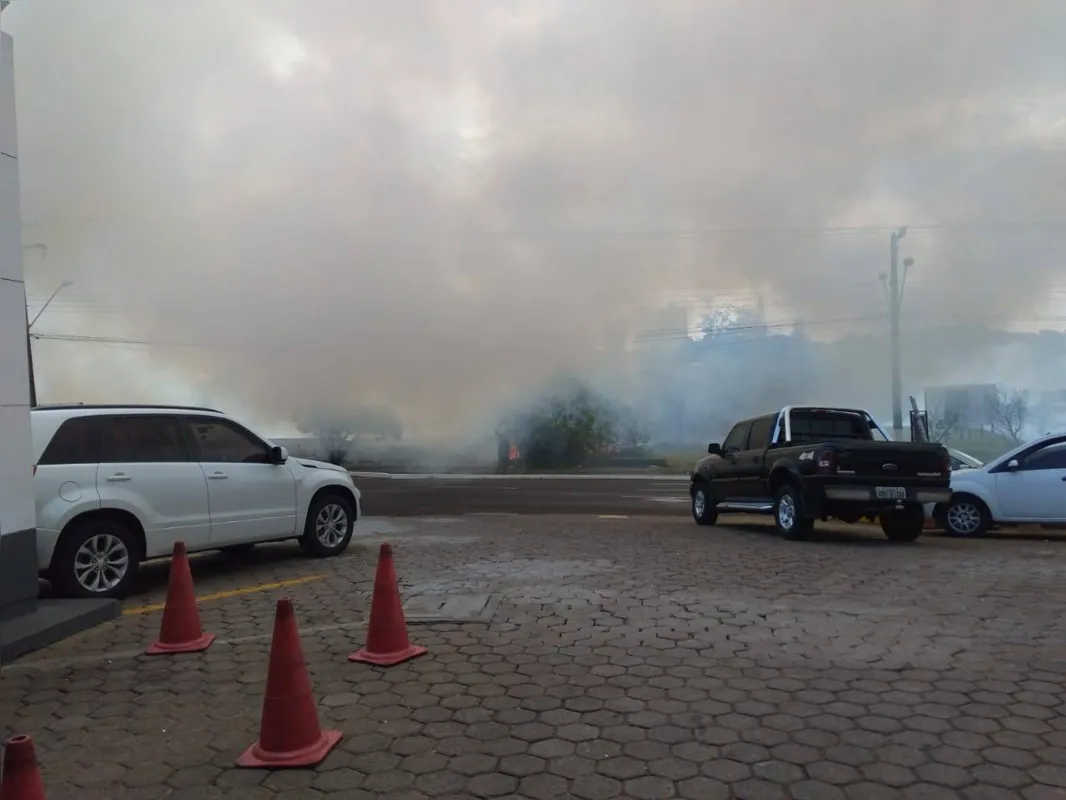Chamas provocaram muita fumaça no jardim Igapó