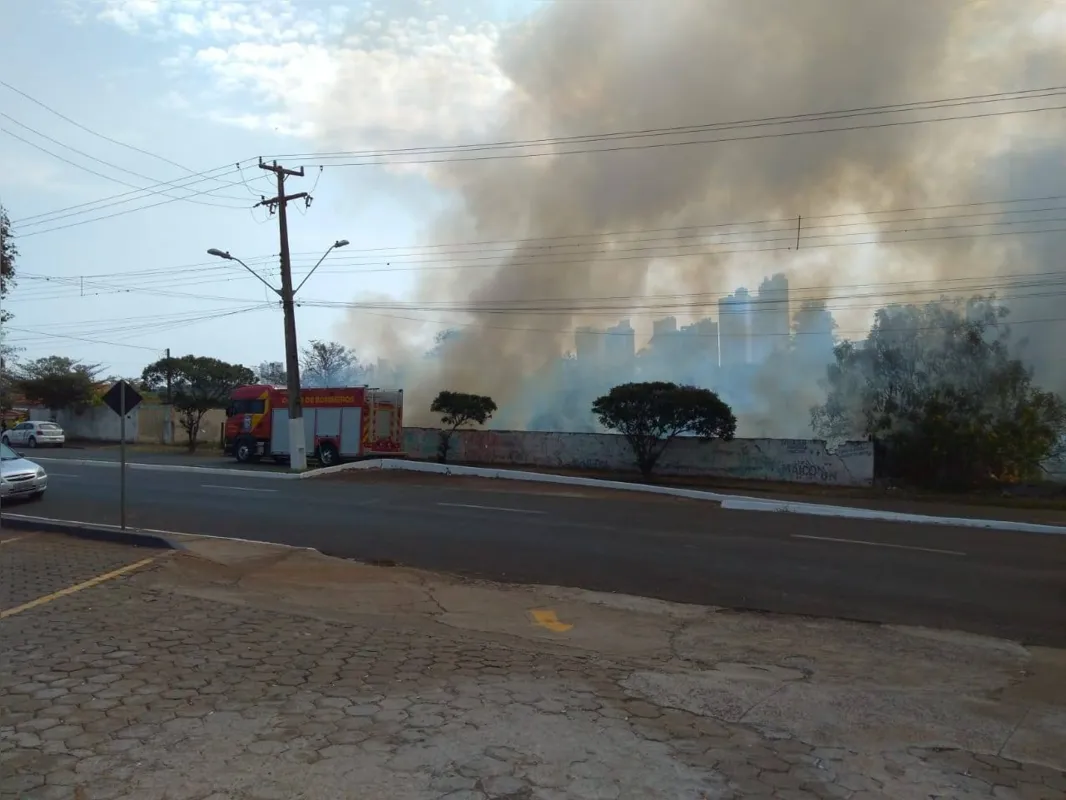Chamas provocaram muita fumaça no jardim Igapó