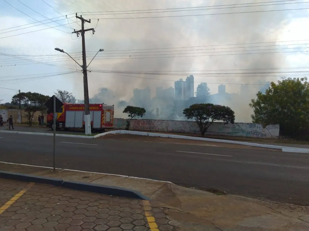 Chamas provocaram muita fumaça no jardim Igapó