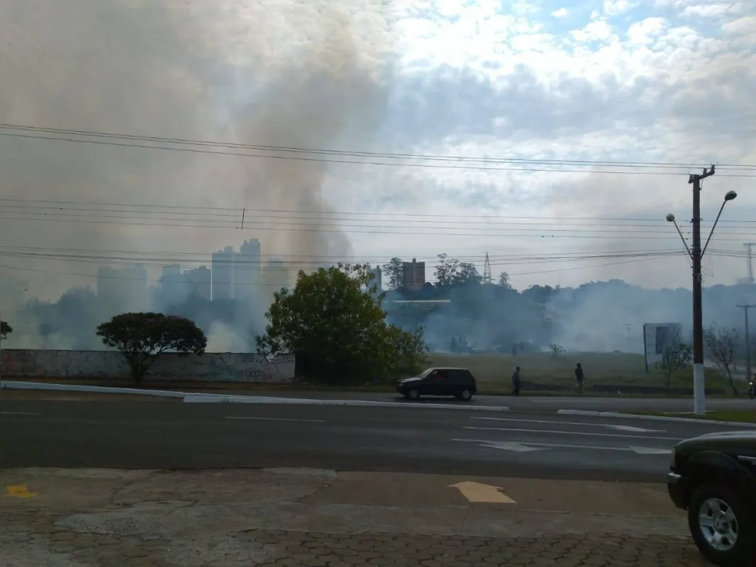 Chamas provocaram muita fumaça no jardim Igapó