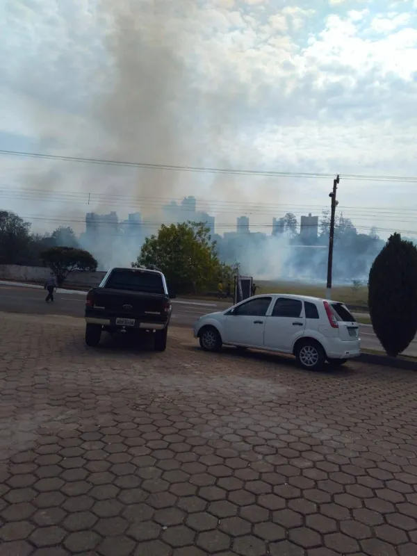 Chamas provocaram muita fumaça no jardim Igapó
