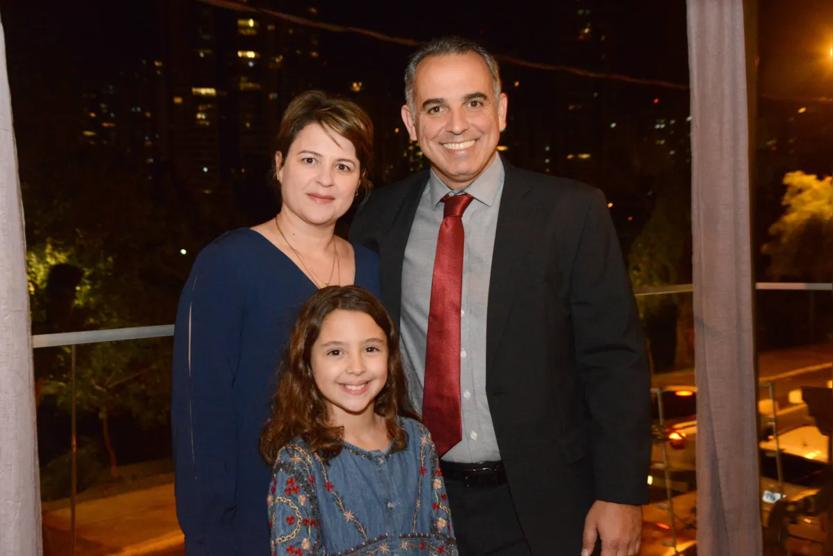   Sônia Maria F. De Carvalho, doutor Alexandre Casagrande Canheu, presidente do Consenso, e sua filha Maria Clara Carvalho Canheu