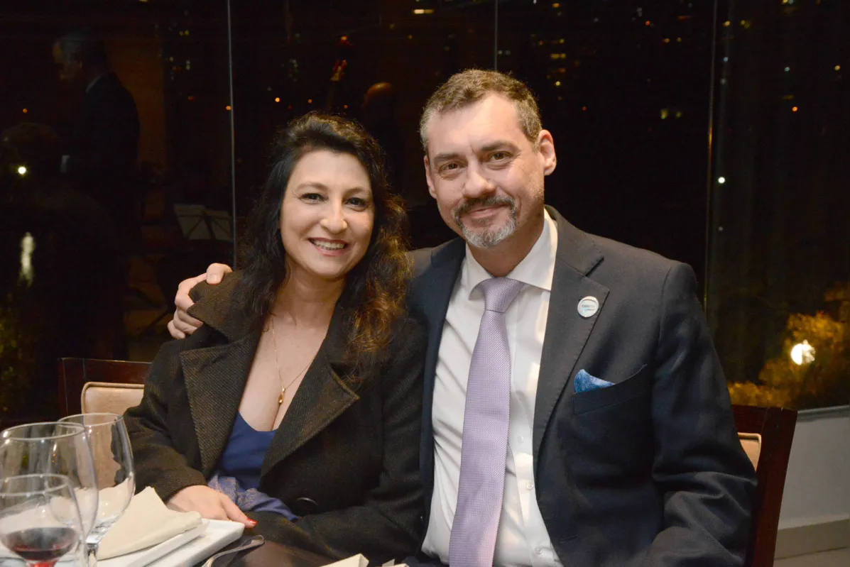  Fabiana Mattar e o doutor Ricardo S. de Oliveira, presidente da Sociedade Brasileira de Neurologia Pediátrica