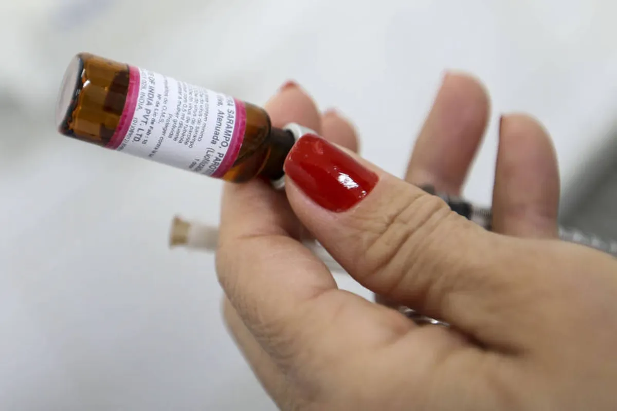 A vacina contra o sarampo já está prevista no calendário para crianças de 12 meses (primeira dose) e 15 meses