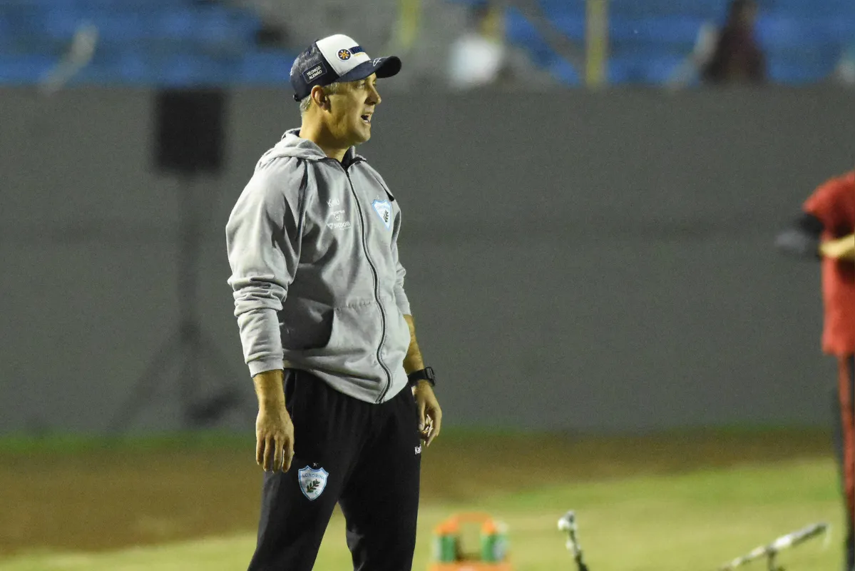 "Não é hora de achar que é o fim do mundo. Derrotas fazem parte", afirma o técnico Alemão