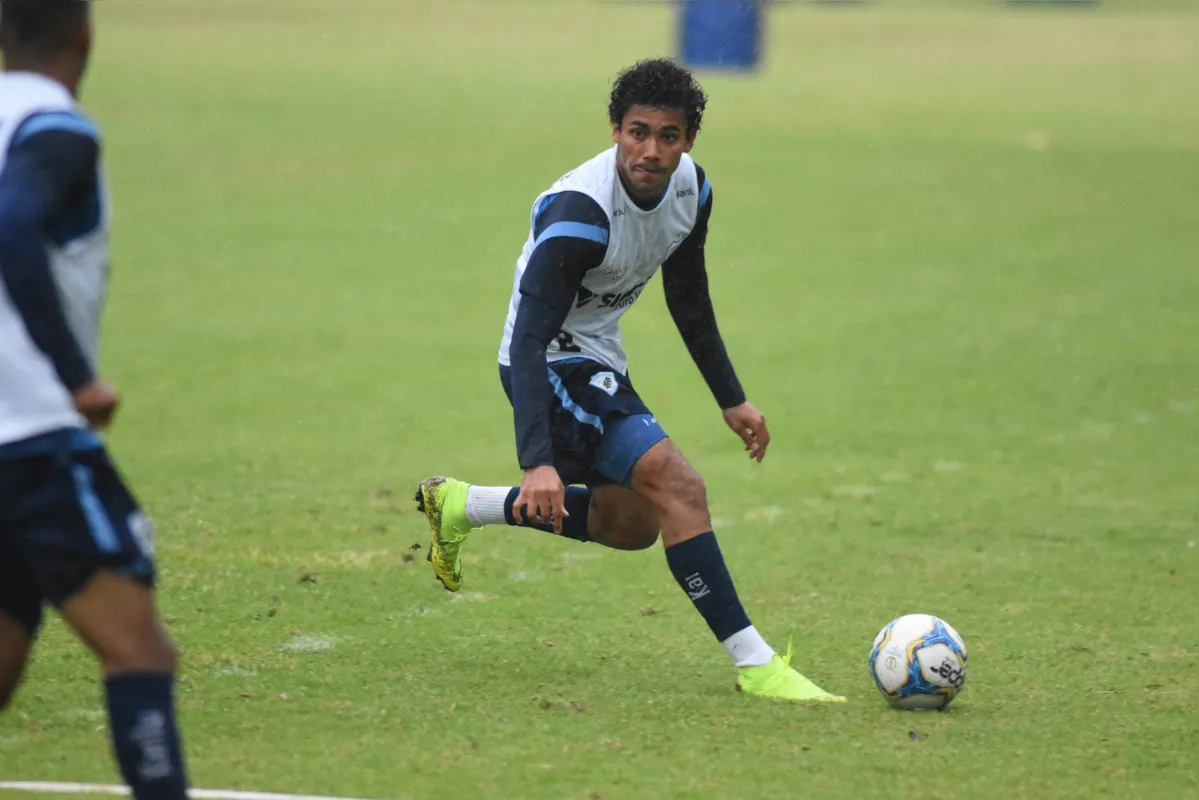 Após cumprir suspensão, lateral Breno volta ao time no sábado