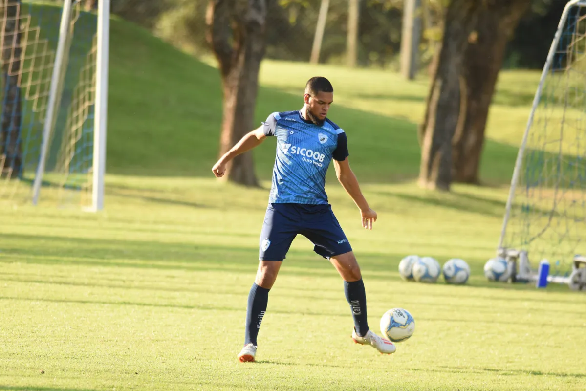 Recuperado de uma lesão muscular na coxa, zagueiro Augusto volta contra o Atlético-GO