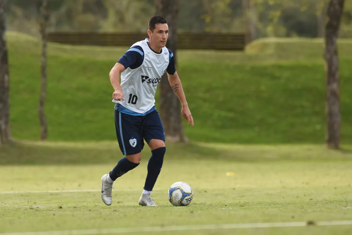 Depois de ficar no banco contra o Vitória, Higor Leite volta a ser titular em Barueri