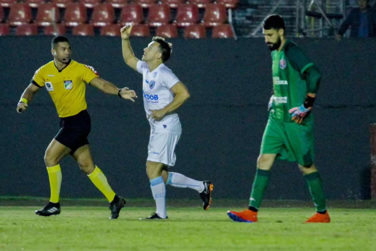 Em seu retorno ao time após um período recuperando a forma, Dagoberto fez o segundo gol e deu o passe para o terceiro do Londrina