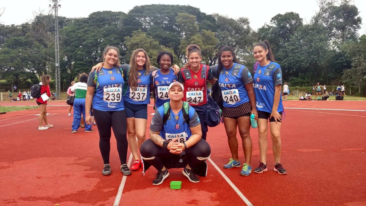 Parte da delegação londrinense que vai disputar o Troféu Brasil de Atletismo