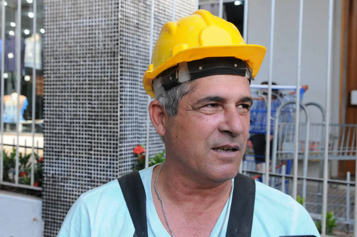 O ajudante de obra, Sidnei Malta. “Tentar deixar tudo em dia”