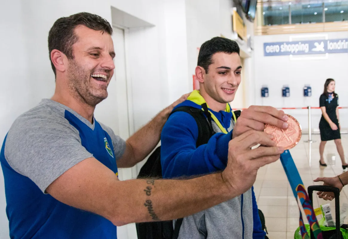 O técnico da seleção brasileira, Marcelo Oguido, e o carateca Vinícius Figueira orgulhosos com o resultado em Lima