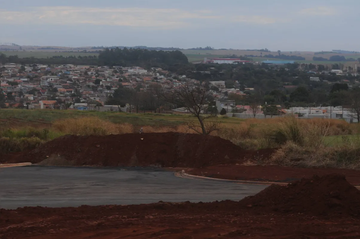 A empresa vencedora da licitação deverá construir dois viadutos sobre uma linha férrea, além de executar a pavimentação e paisagismo