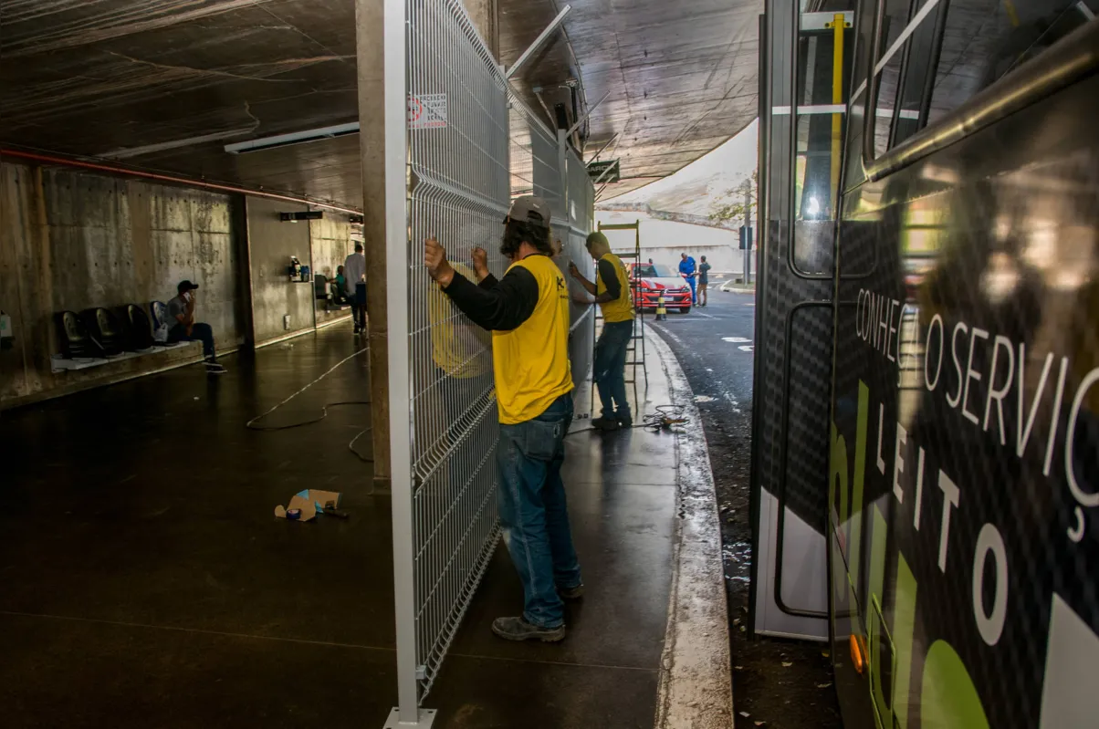 Imagem ilustrativa da imagem MP vai apurar instalação de grades anti-morador de rua na rodoviária